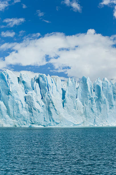 glaciar perito moreno national park, patagonia en argentina - patagonia ice shelf vertical argentina fotografías e imágenes de stock