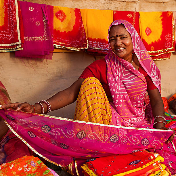 여자 영업에서의 색상화 패브릭 - india indian culture women market 뉴스 사진 이미지