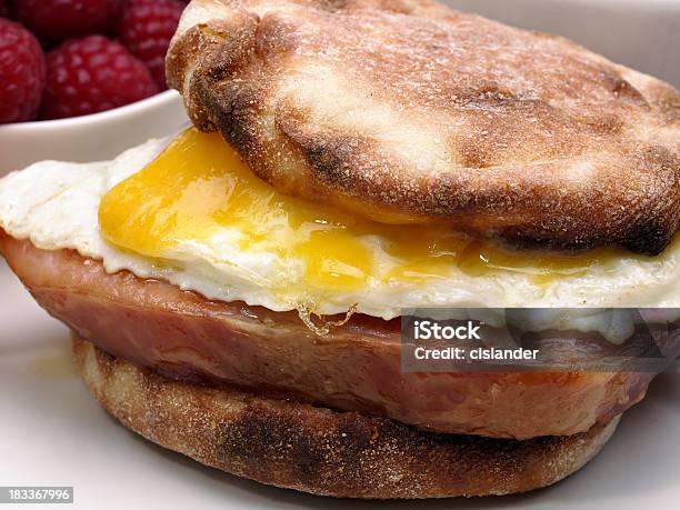 Kanapka Śniadaniowa - zdjęcia stockowe i więcej obrazów Bez ludzi - Bez ludzi, Cheddar - ser, English muffin