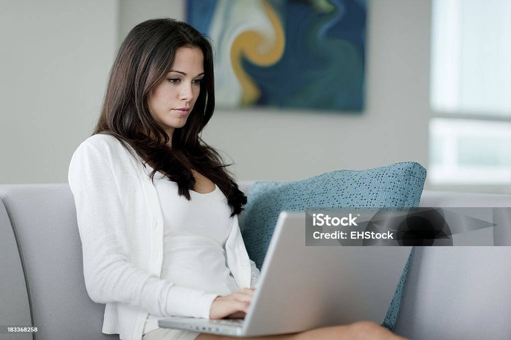 Jeune femme avec un ordinateur portable à la maison - Photo de Art pictural libre de droits