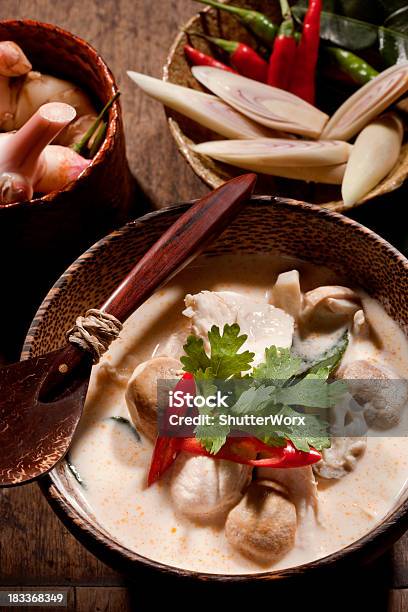 Thai Sopa Tom Kha Gai Foto de stock y más banco de imágenes de Etnias asiáticas e indias - Etnias asiáticas e indias, Seta comestible, Sopa