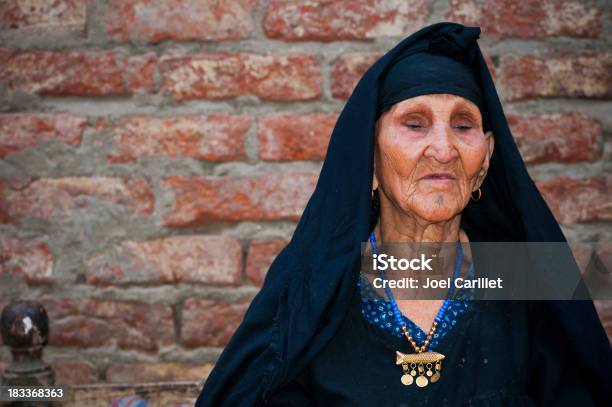 매우 연로한 아랍인 여자 외부 홈 이집트 룩소르 이집트 민족에 대한 스톡 사진 및 기타 이미지 - 이집트 민족, 100세 이상, 80-89세