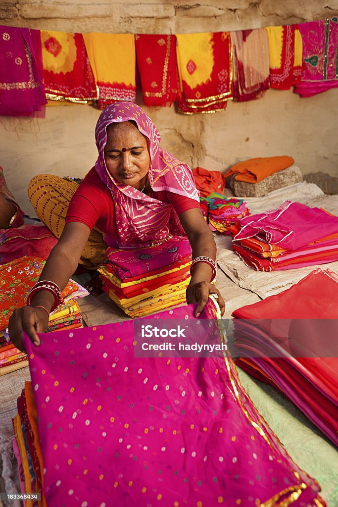 Mulher venda de tecidos coloridos - Foto de stock de Feirante royalty-free