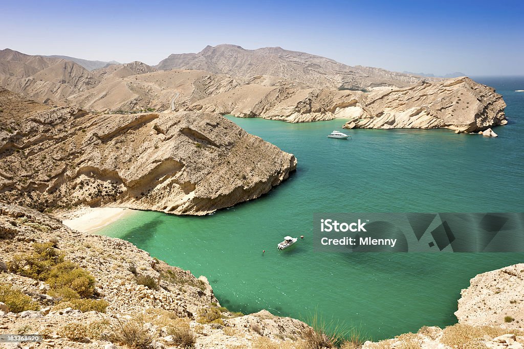 Wunderschöne Oman Coast grünen Lagune mit versteckter Strand - Lizenzfrei Oman Stock-Foto