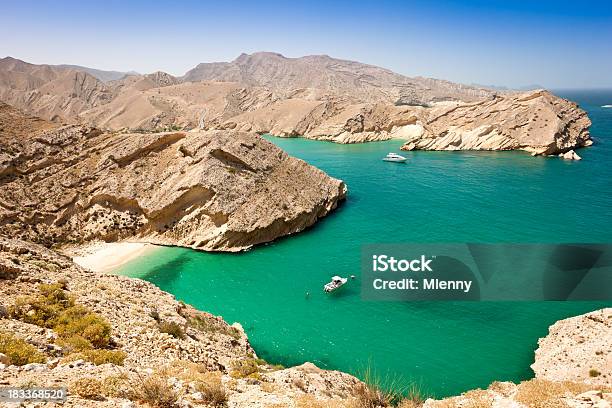Photo libre de droit de Magnifique Côte Verte Oman Lagon Avec Plage Cachée banque d'images et plus d'images libres de droit de Oman