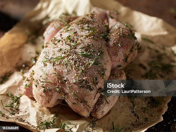 Frango Cru Com Tomilho Fresco - Fotografias de stock e mais imagens de Alecrim - Alecrim, Alimentação Saudável, Amarrado