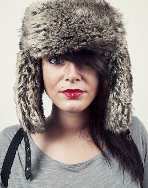 glamourous mujer usando sombrero de piel - russian culture fashion model hat sensuality fotografías e imágenes de stock