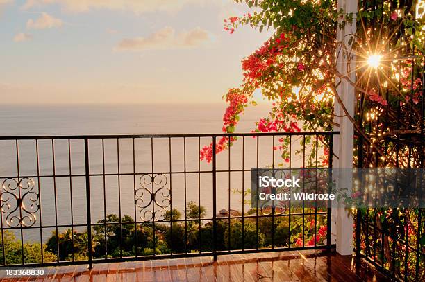 Vista Romántica De La Puesta Del Sol Sobre El Mar Caribe Foto de stock y más banco de imágenes de Agua
