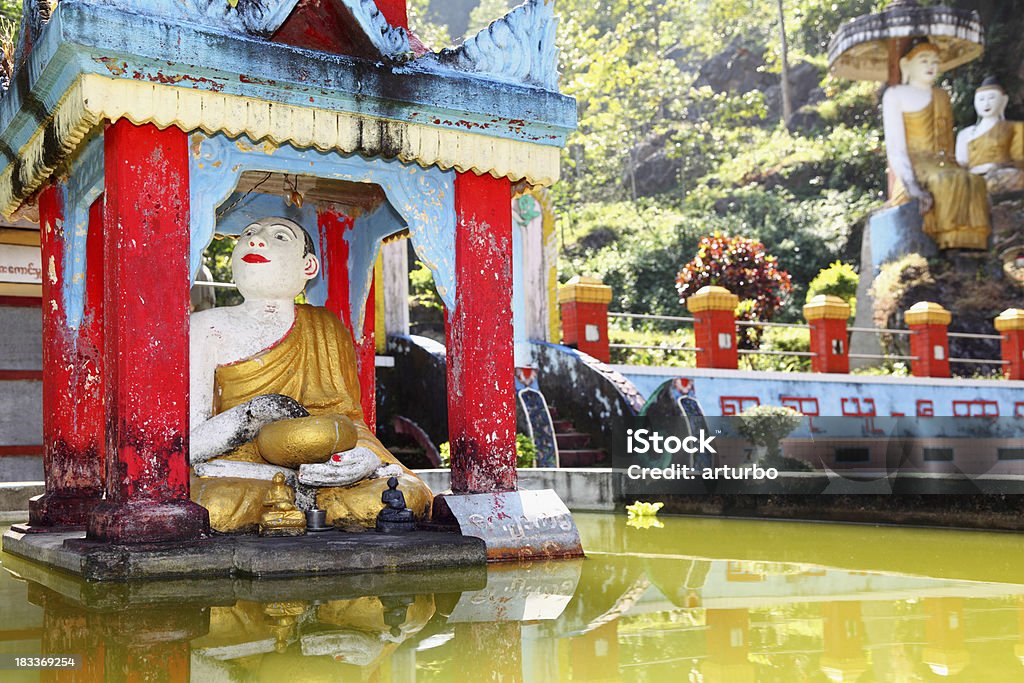 Statua del Buddha sul lago - Foto stock royalty-free di Ambientazione tranquilla