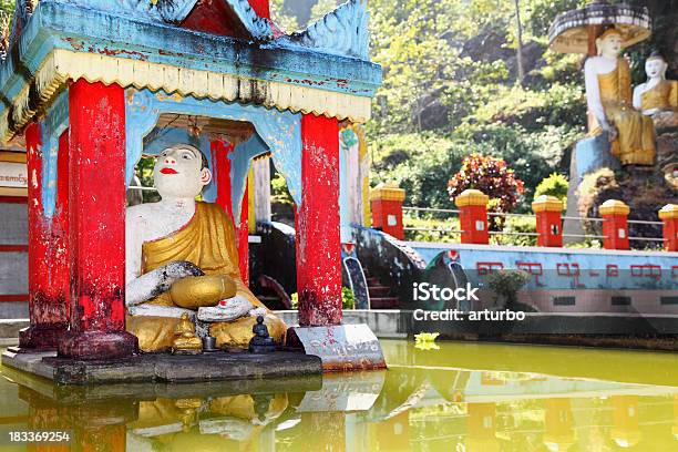 Statua Del Buddha Sul Lago - Fotografie stock e altre immagini di Ambientazione tranquilla - Ambientazione tranquilla, Amore, Architettura