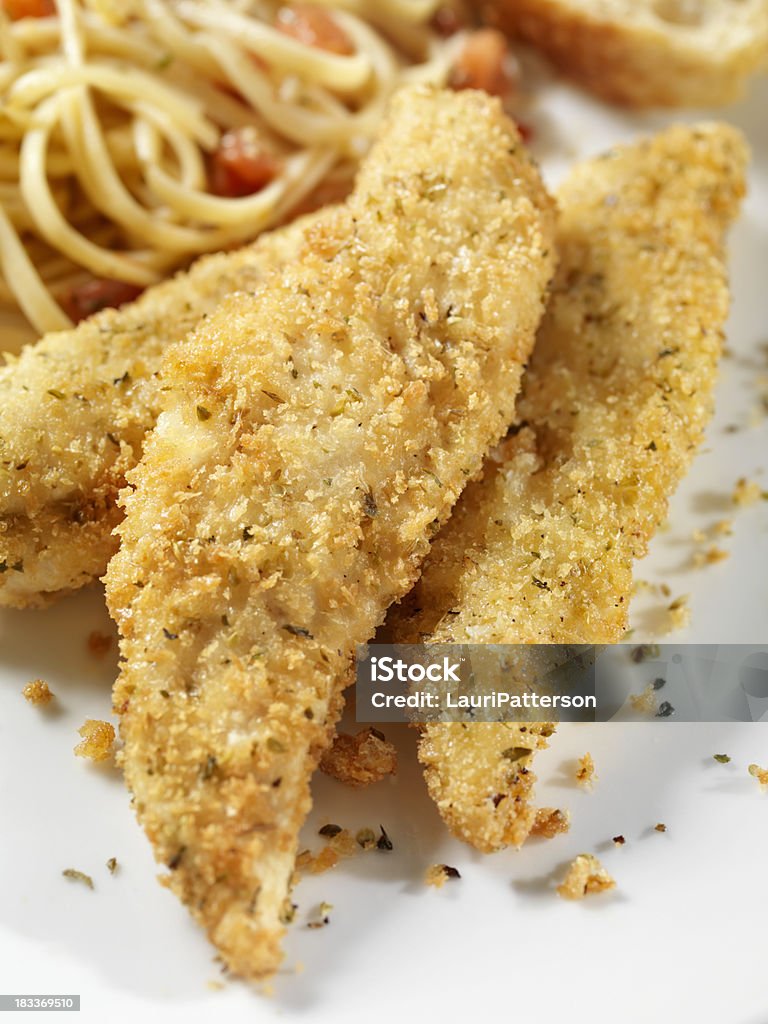 빵가루 입힌 치킨 스트립, 링귀네 - 로열티 프리 닭고기 스톡 사진