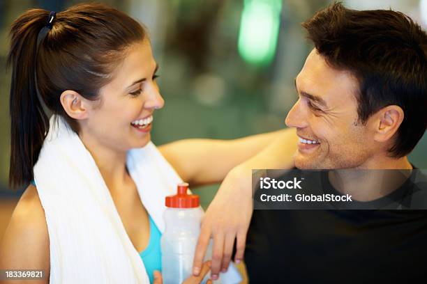 Frau Und Ihr Persönlicher Trainer Lächeln In Jedes Andere Stockfoto und mehr Bilder von Aktiver Lebensstil