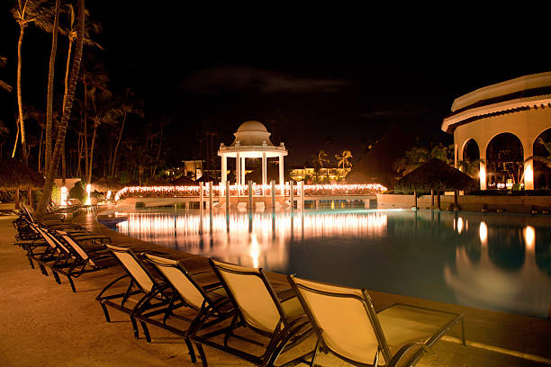 piscine du centre de villégiature de luxe dans les tropiques - tourist resort apartment swimming pool caribbean photos et images de collection