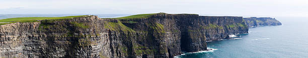 klippen von moher - republic of ireland cliffs of moher panoramic cliff stock-fotos und bilder