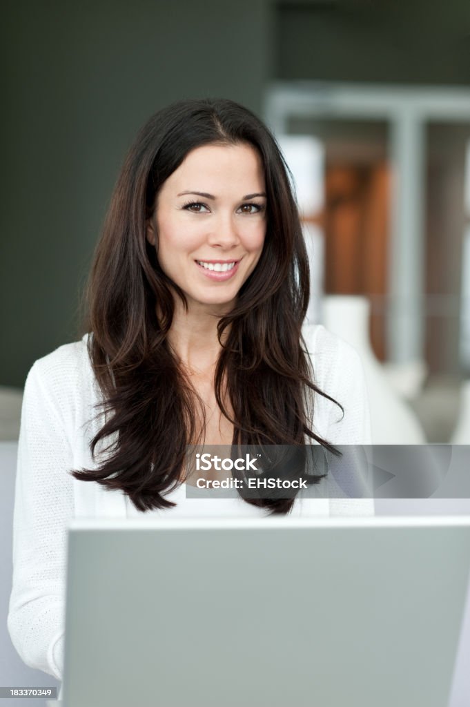 Junge Frau mit Laptop-Computer zu Hause - Lizenzfrei Eine Frau allein Stock-Foto