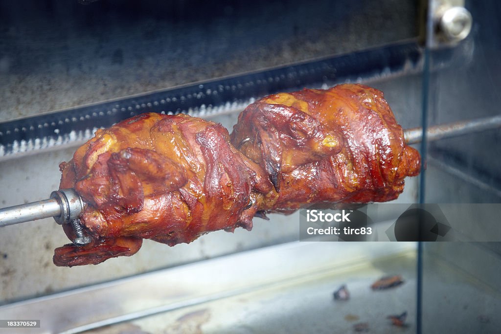 신선한 치킨 한 로티세리 (바베큐 기구 - 로열티 프리 0명 스톡 사진