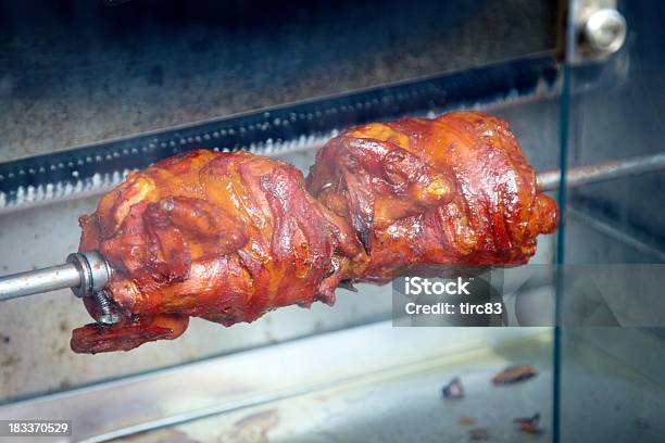 신선한 치킨 한 로티세리 바베큐 기구 0명에 대한 스톡 사진 및 기타 이미지 - 0명, 고기, 닭고기