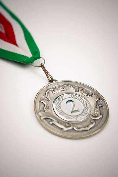 medalla de plata italia, segundo lugar - silver medal award ribbon green fotografías e imágenes de stock