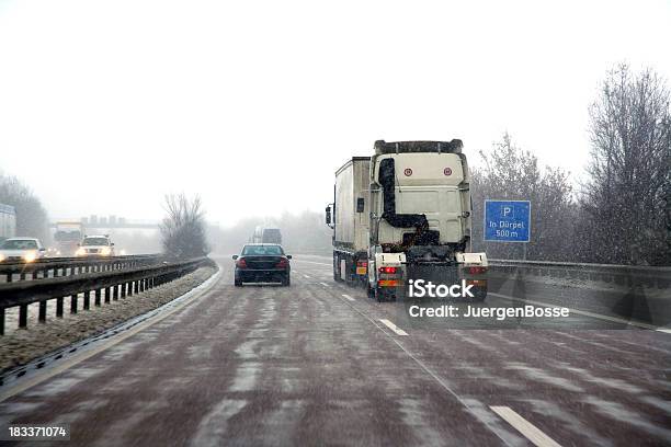 Photo libre de droit de Autoroute Allemande En Hiver Avec La Neige banque d'images et plus d'images libres de droit de Allemagne - Allemagne, Blizzard, Brouillard