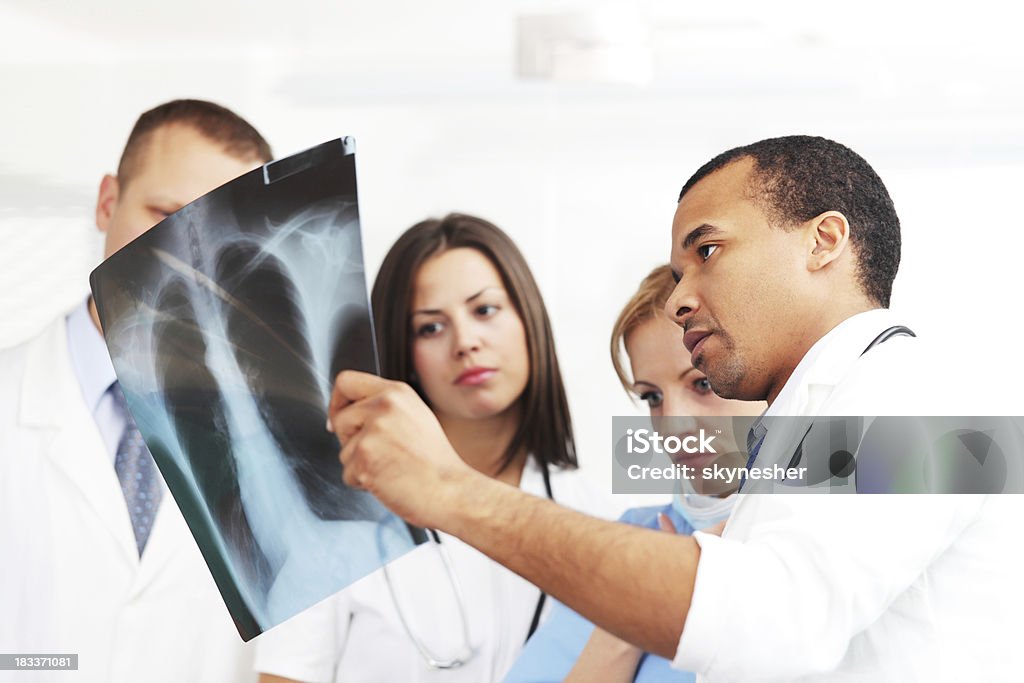 Médicos e enfermeiros olhando x-ray. - Foto de stock de Adulto royalty-free