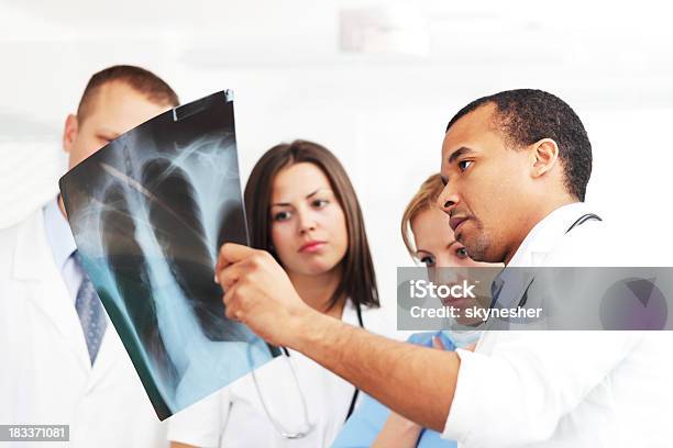 Foto de Médicos E Enfermeiros Olhando Xray e mais fotos de stock de Adulto - Adulto, Apontar - Sinal Manual, Assistência