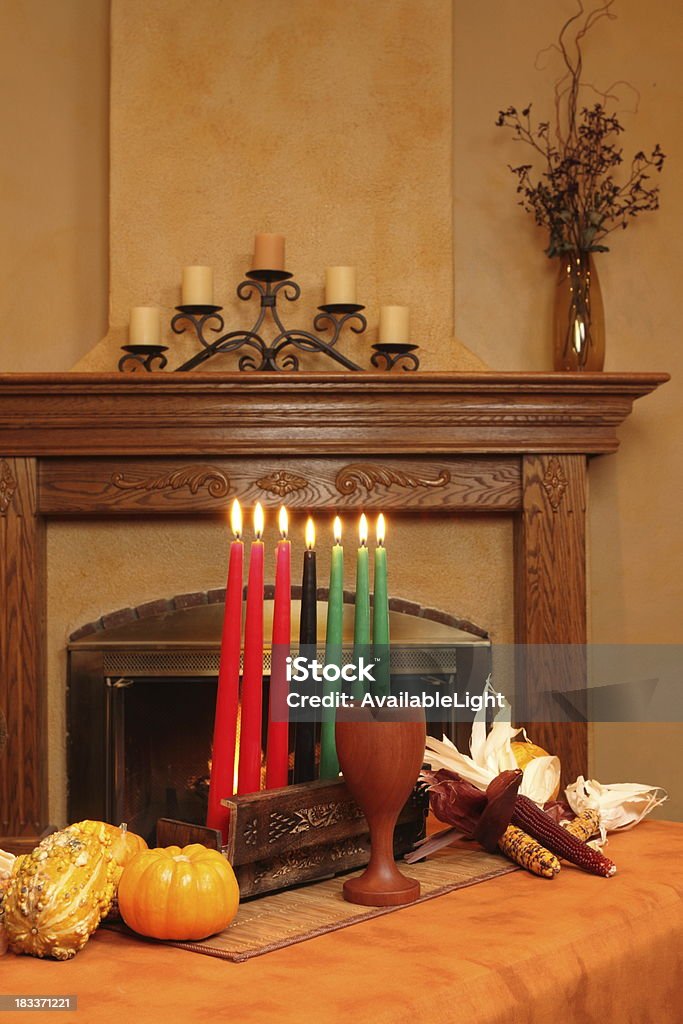 Kwanzaa velas acesas Vertical com Lareira todos - Royalty-free Kwanzaa Foto de stock