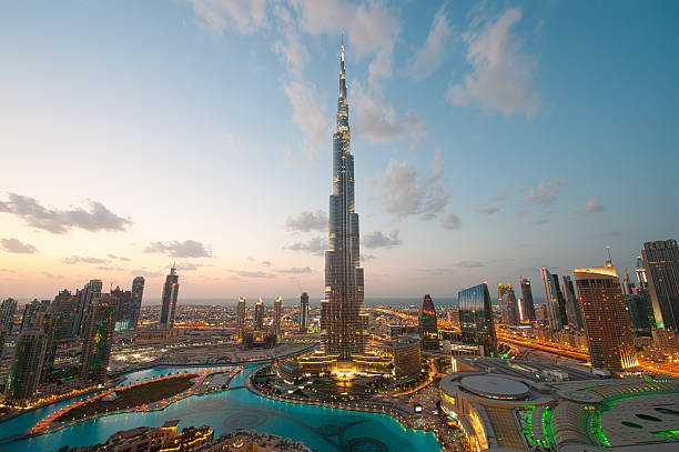 luces de la ciudad de dubai en puesta de sol - dubai fotografías e imágenes de stock