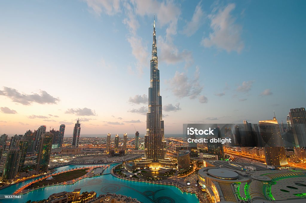 Lumières de la ville de Dubaï au coucher du soleil - Photo de Dubaï libre de droits