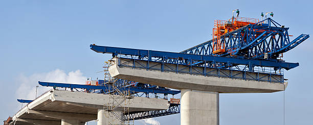 Nova ponte em construção de estrada - foto de acervo