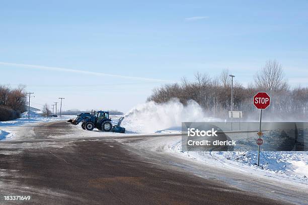 Usuwanie Śniegu Z Drogi Po Storm - zdjęcia stockowe i więcej obrazów Odśnieżarka - Odśnieżarka, Traktor, Bez ludzi