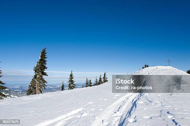 Foto de Montanhismo De Esqui e mais fotos de stock de Alpes europeus - Alpes europeus, Cruz - Objeto religioso, Cruz no cume da montanha