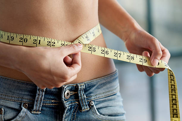 medição cintura plano aproximado - torso women jeans abdomen imagens e fotografias de stock