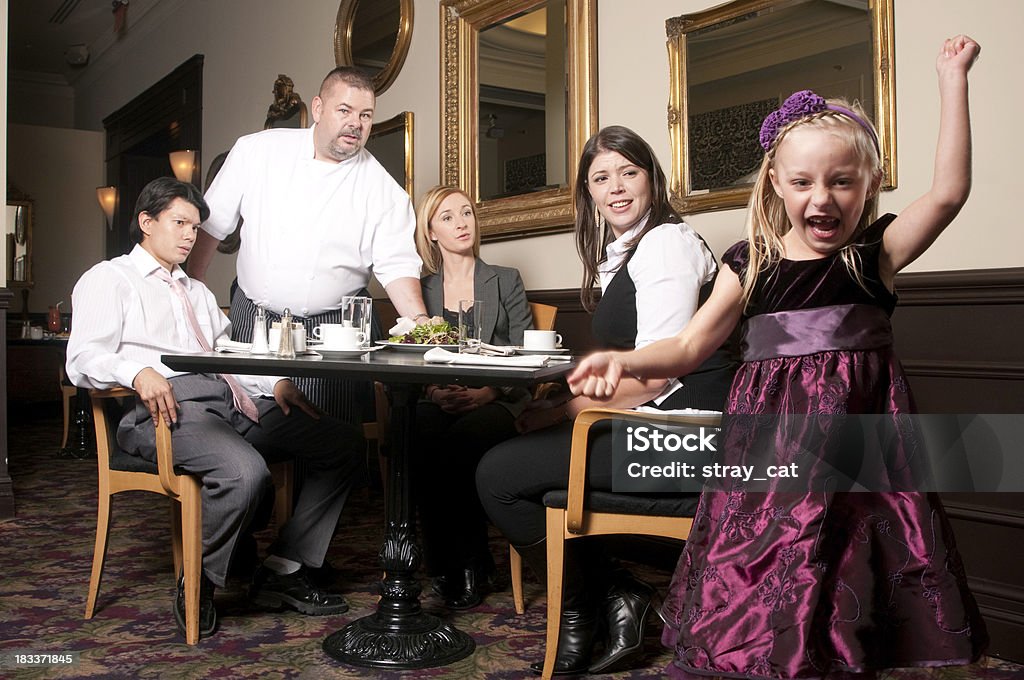 Misbehaving chica en el restaurante - Foto de stock de Restaurante libre de derechos