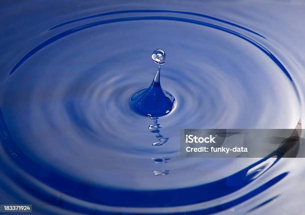 Água Gota No Ar - Fotografias de stock e mais imagens de Gota - Líquido - Gota - Líquido, Oscilação Curvada, Abstrato