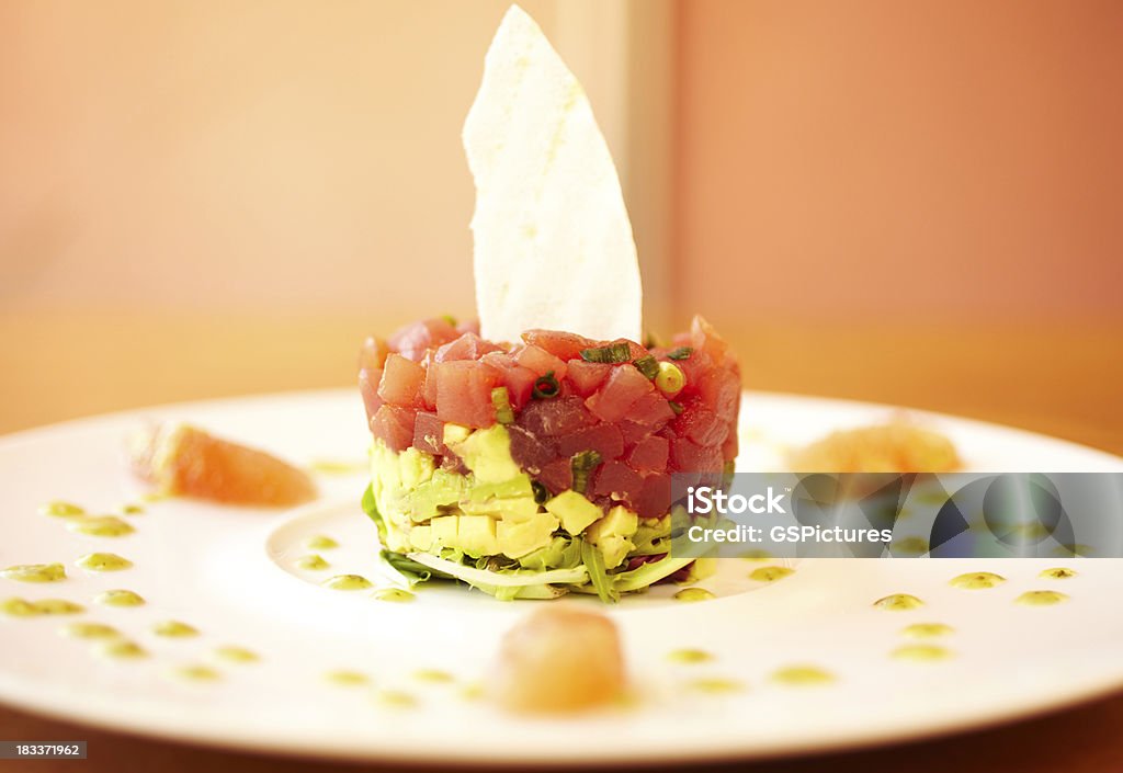 Raw salade de thon et d'avocat - Photo de Aliment libre de droits