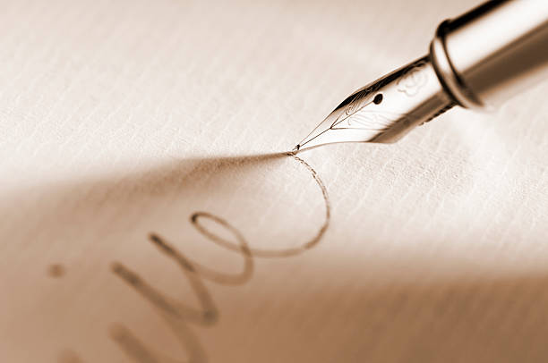 pluma estilográfica firmar una firma de papeleo - writing pen letter fountain pen fotografías e imágenes de stock