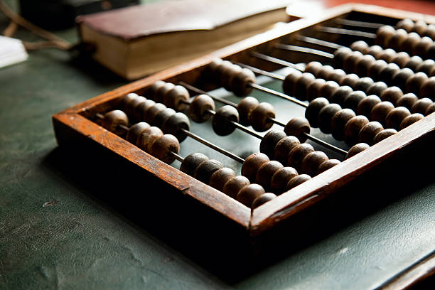 an abacus laying on a green table - 算盤 個照片及圖片檔