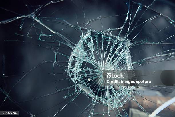 損傷フロントガラス - 壊れたのストックフォトや画像を多数ご用意 - 壊れた, 窓, 壊す