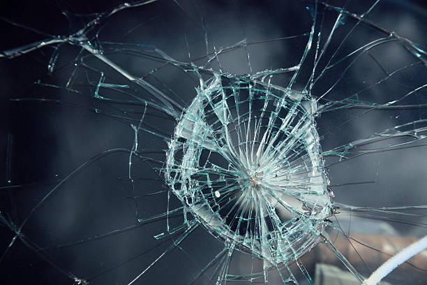 поврежденные лобовое стекло - shattered glass broken window damaged стоковые фото и изображения