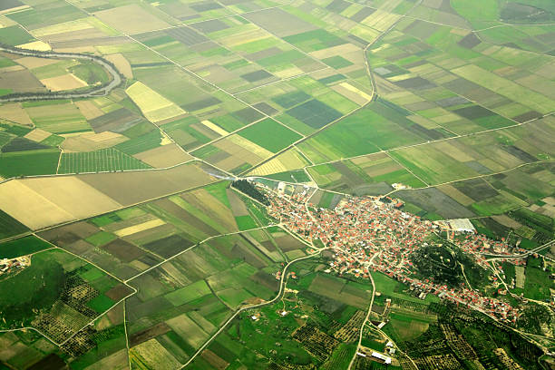 cidade pequena - rural scene imagens e fotografias de stock