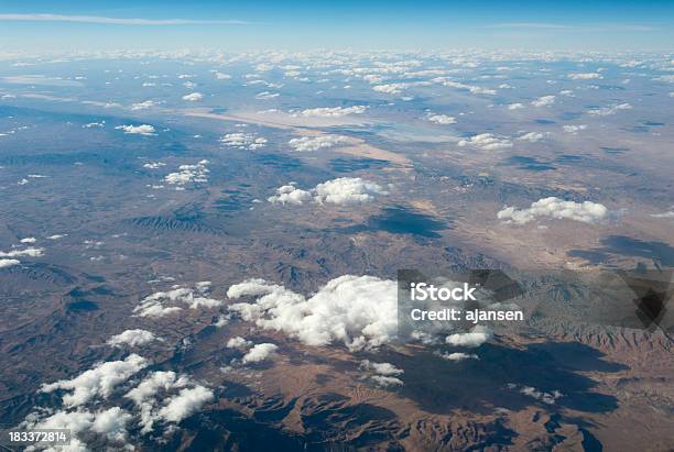 Vista Aérea Nubes En El Desierto Foto de stock y más banco de imágenes de Aire libre - Aire libre, Arena, Arriba de