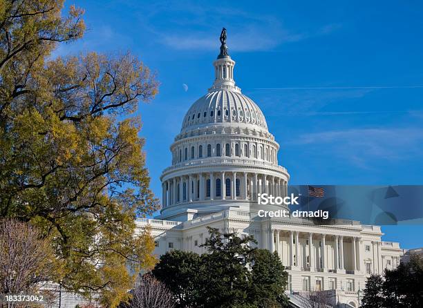 United States Capitol Dome En Autum Bajo Cielo Azul Foto de stock y más banco de imágenes de Washington DC