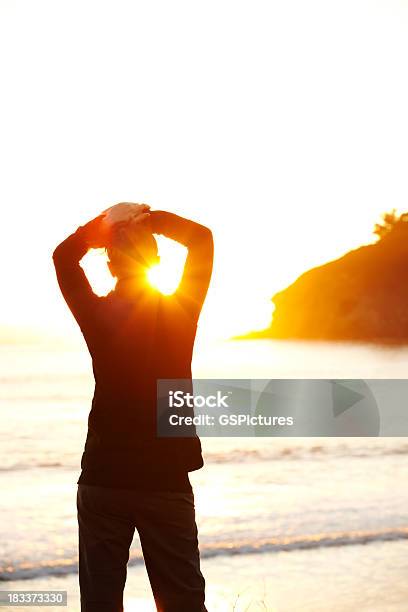 Junge Frau Die Bei Sonnenuntergang Stockfoto und mehr Bilder von 40-44 Jahre - 40-44 Jahre, Abenddämmerung, Abgeschiedenheit