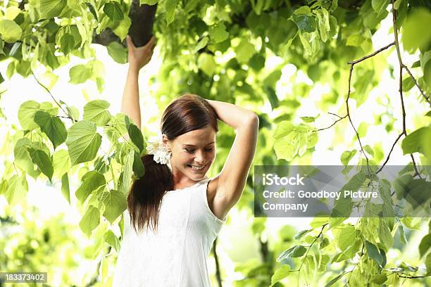 Rilassata Donna Godendo La Natura Nella Foresta Verde - Fotografie stock e altre immagini di Adulto