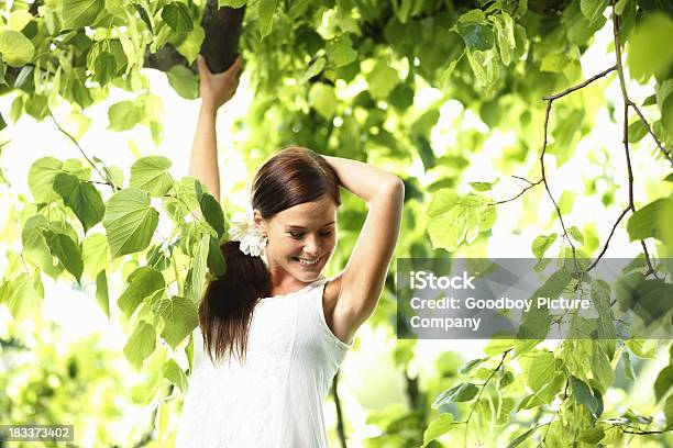 Zrelaksowany Kobieta Ciesząc Się Naturą W Zielony Las - zdjęcia stockowe i więcej obrazów 20-29 lat
