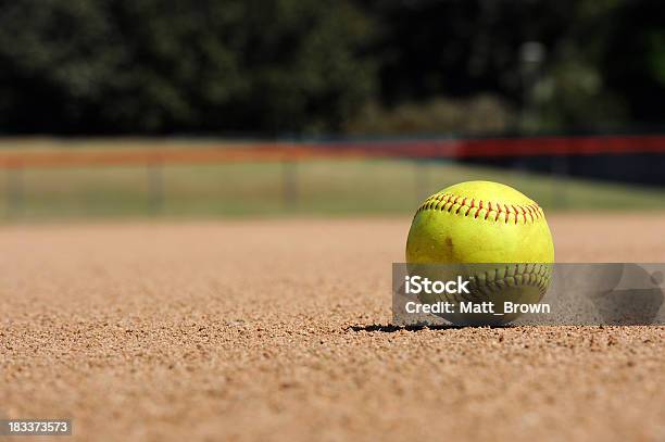 Softball - Fotografie stock e altre immagini di Softball - Sport - Softball - Sport, Ambientazione esterna, Campo da baseball