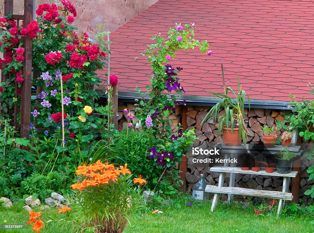 Bunte Garten in einem Innenhof - Lizenzfrei Hausgarten Stock-Foto