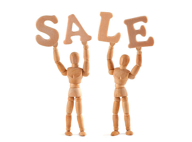 sale en bois mannequin tenant ce mot - skuril photos et images de collection