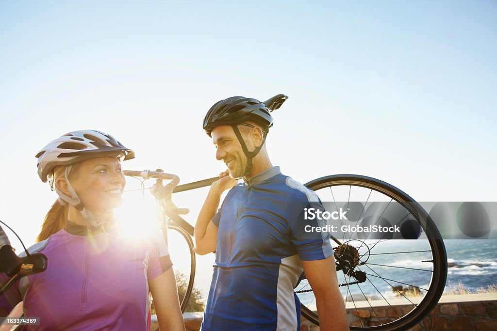 Feliz pareja transporte de bicicletas - Foto de stock de Actividades recreativas libre de derechos