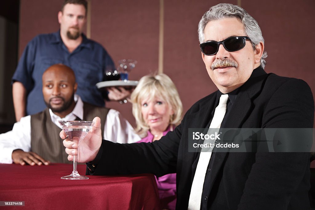 Homme avec un verre de Martini - Photo de Soirée entre filles - Temps libre libre de droits